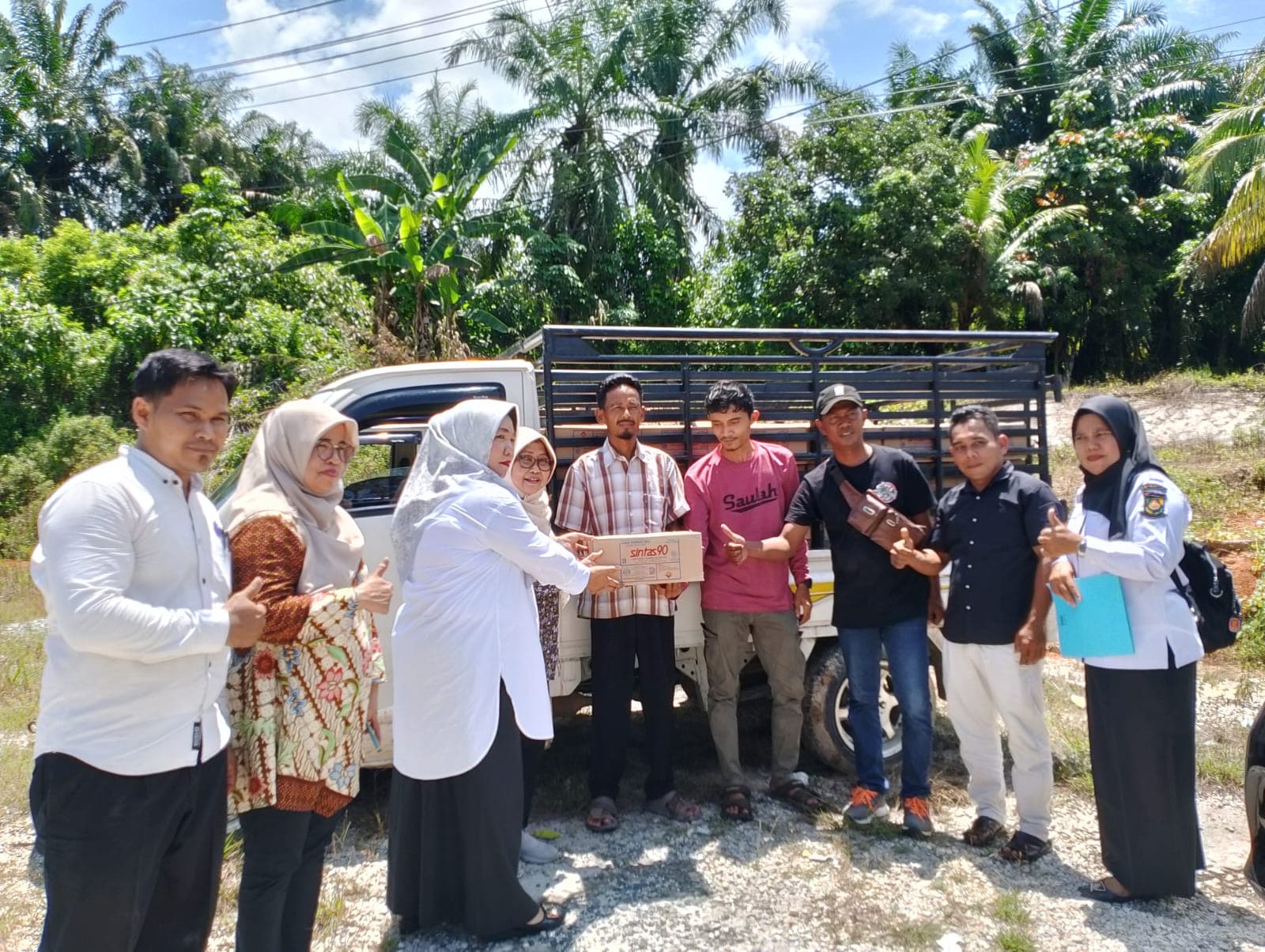 Dinas Perkebunan Peternakan dan Kesehatan Hewan Kabupaten Kampar Serahkan Bantuan Pembeku Lateks ke UPPB