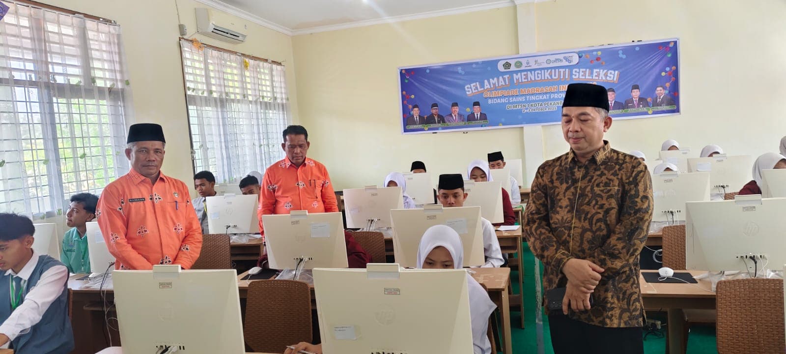 Kakan Kemenag Kampar Didampingi Kasi Penmad, Dampingi Langsung Duta OMI Kampar pada Ajang Tingkat Provinsi Riau di MTsN 1 Pekanbaru