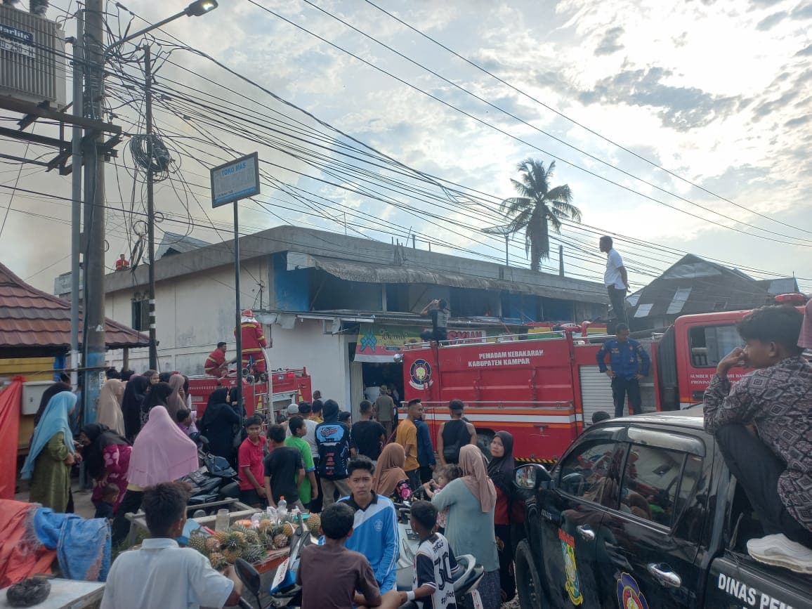 Kebakaran Hebat Lahap Pasar Kuok, Sejumlah Toko Hangus Terbakar