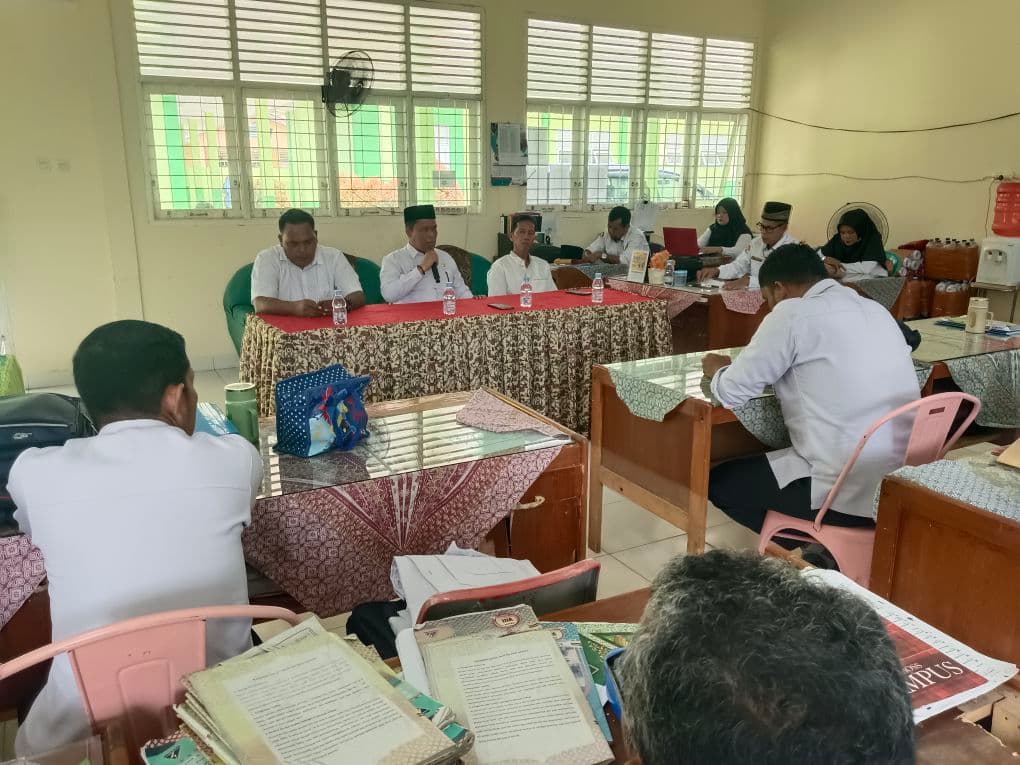 Adakan Pembinaan di MTsN 8 Kampar, Kasi Penmad Kampar Ajak Guru Madrasah Keluar dari Zona Nyaman dan Terus Berinovasi