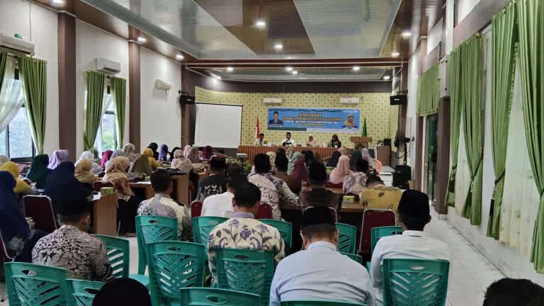 Kasi Penmad Kampar Resmi Buka Seminar KBC, Dorong Guru Inovatif dan Siapkan Reward bagi yang Berprestasi
