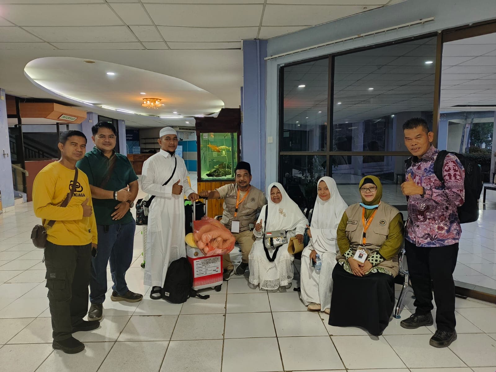 Jamaah Haji Kampar Kloter 06 Tiba di Tanah Air, Disambut Haru di Batam