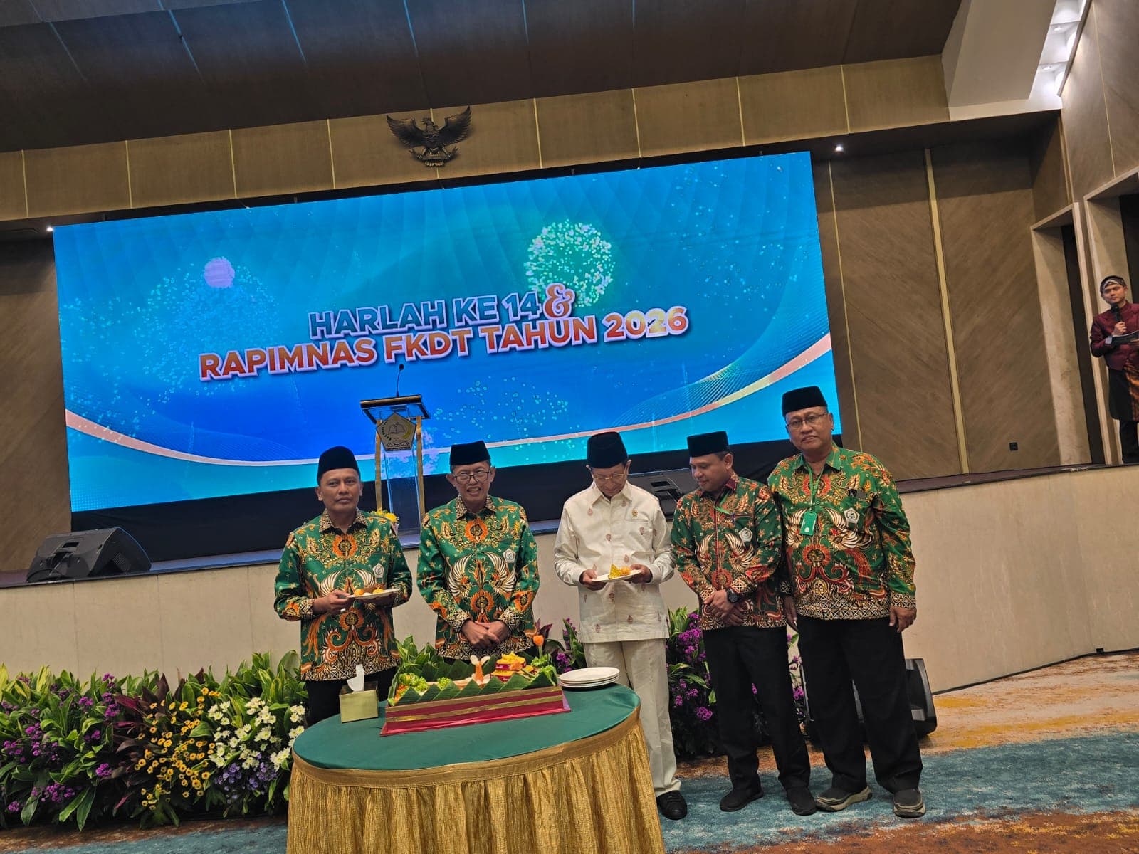 Bersama Menteri Agama RI, Ketua DPW FKDT Riau Teguhkan Komitmen Perkuat Madrasah Diniyah di Harlah FKDT ke-14