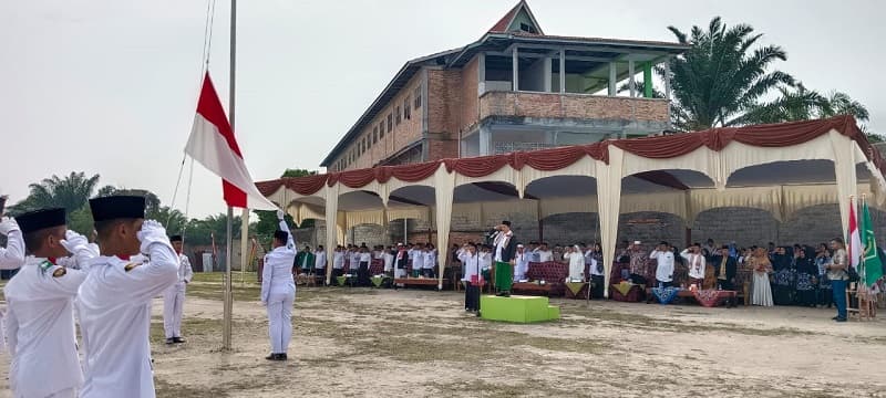Diikuti Ribuan Peserta dan Dengan Berpakaian Pakai Sarung, Kakan Kemenag Kampar Fuadi Jadi Pembina Upacara Hari Santri Nasional Tingkat Kab. Kampar